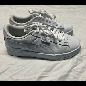 White leather Puma’s 8